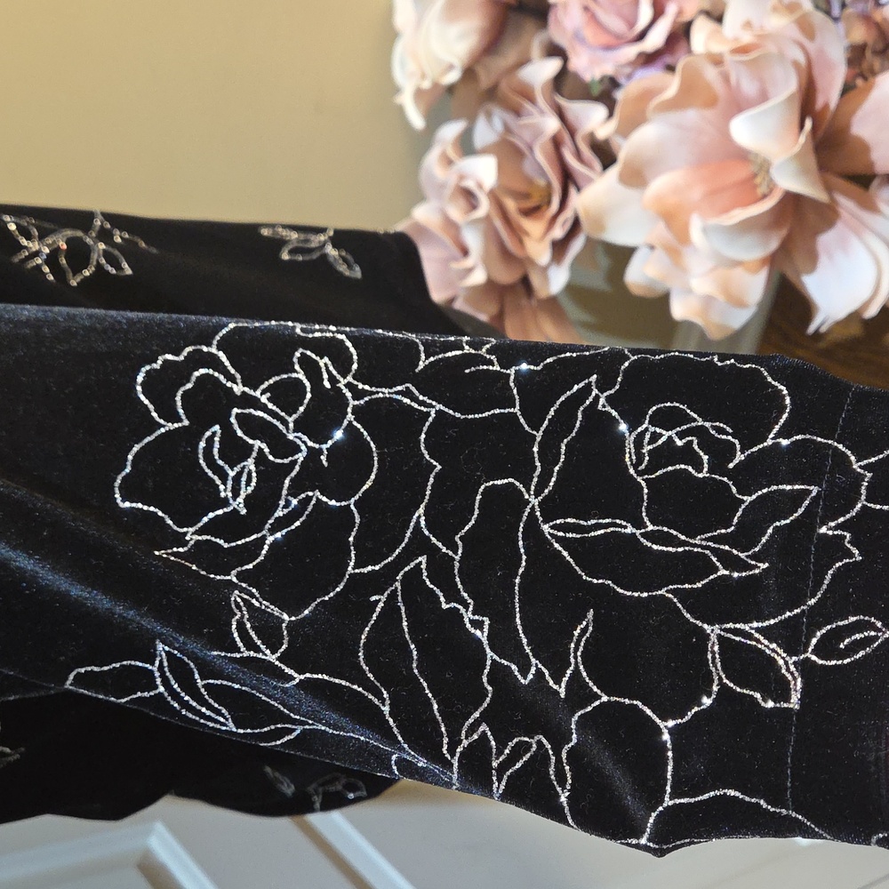 Nwot 18/20W Fashion BUG Chic Black Floral Velvet Blouse - Picture 14 of 17